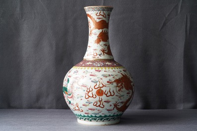 Un vase de forme tianqiu ping en porcelaine de Chine famille rose, Guangxu