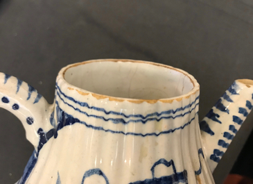 Twee blauwwitte Delftse theepotten met chinoiserie decor, 18e eeuw