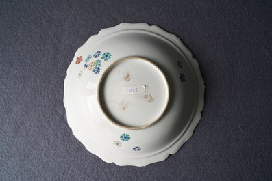 Trois pi&egrave;ces de style Kakiemon en porcelaine de Chantilly, France, 18&egrave;me
