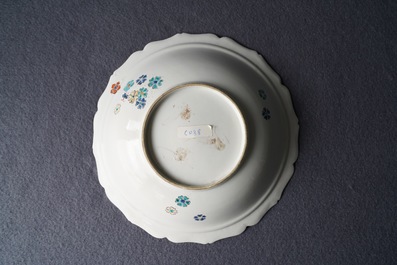 Drie stukken in Kakiemon-stijl porselein, Chantilly, Frankrijk, 18e eeuw