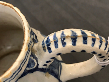 Twee blauwwitte Delftse theepotten met chinoiserie decor, 18e eeuw