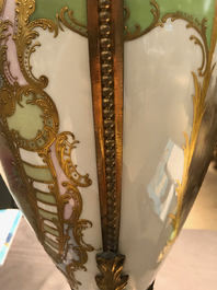 Une paire de grands vases en porcelaine de S&egrave;vres aux montures en bronze, France, 19&egrave;me