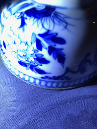 Cinq bols en porcelaine de Chine 'Bleu de Hue' pour le Vietnam, marques Nei Fu, 19&egrave;me