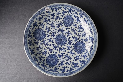 Un plat en porcelaine de Chine bleu et blanc &agrave; d&eacute;cor de lotus, marque et &eacute;poque de Qianlong