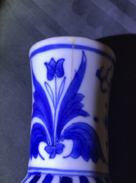 Een Chinese blauwwitte flesvormige vaas met figuratief decor rondom, Transitie periode