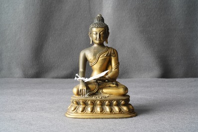 Een Sino-Tibetaanse verguld bronzen figuur van Boeddha Shakyamuni, 17/18e eeuw