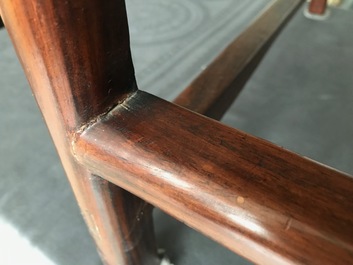 Une paire de chaises chinoises en bois huanghuali, R&eacute;publique, 20&egrave;me
