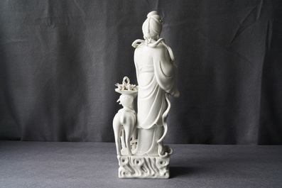 Un groupe en porcelaine blanc de Chine de Dehua figurant Magu avec un cerf, marque en creux, 18/19&egrave;me