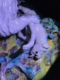 Une grande terrine en fa&iuml;ence de Bruxelles &agrave; d&eacute;cor d'un lion combattant un chien, 1&egrave;re moiti&eacute; du 18&egrave;me