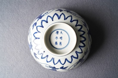 Een keizerlijke Chinese blauwwitte 'palace bowl', Wanli merk en periode