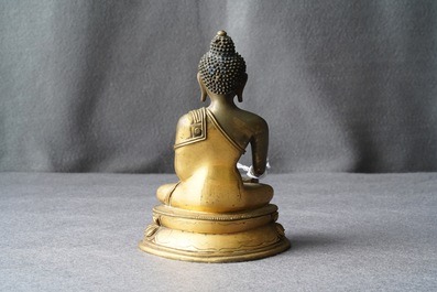 Een Sino-Tibetaanse verguld bronzen figuur van Boeddha Shakyamuni, 17/18e eeuw