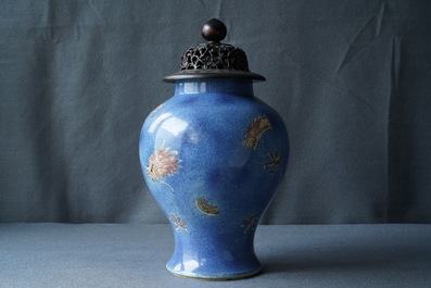 Un vase en porcelaine de Chine rouge de cuivre et bleu poudr&eacute;, marque de Kangxi, 19&egrave;me