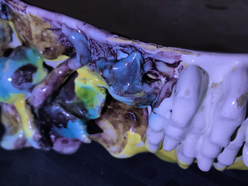 Une grande terrine en fa&iuml;ence de Bruxelles &agrave; d&eacute;cor d'un lion combattant un chien, 1&egrave;re moiti&eacute; du 18&egrave;me