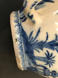 Twee blauwwitte Delftse theepotten met chinoiserie decor, 18e eeuw