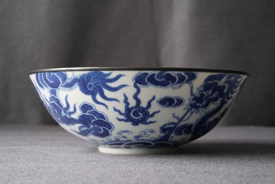 Un bol en porcelaine de Chine 'Bleu de Hue' pour la cour de Vietnam, marque Thieu Tri, 19&egrave;me