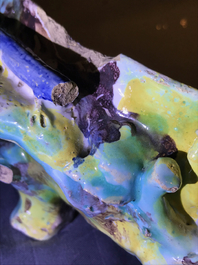 Une grande terrine en fa&iuml;ence de Bruxelles &agrave; d&eacute;cor d'un lion combattant un chien, 1&egrave;re moiti&eacute; du 18&egrave;me