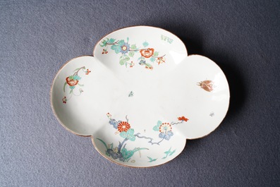 Drie stukken in Kakiemon-stijl porselein, Chantilly, Frankrijk, 18e eeuw