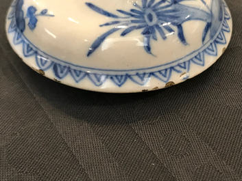 Deux th&eacute;i&egrave;res en fa&iuml;ence de Delft bleu et blanc &agrave; d&eacute;cor de chinoiserie, 18&egrave;me