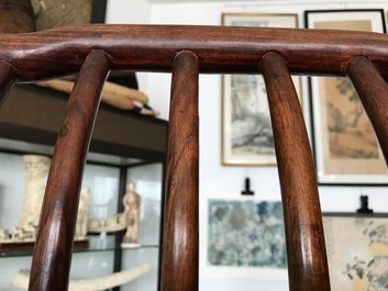 Une paire de chaises chinoises en bois huanghuali, R&eacute;publique, 20&egrave;me
