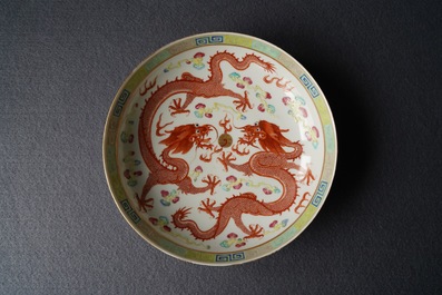 Une assiette en porcelaine de Chine famille rose &agrave; d&eacute;cor de dragons, R&eacute;publique, 20&egrave;me