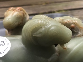 Een Chinese celadon en roestkleurige jade 'drie rammen' groep op fraaie houten voet, 19e eeuw