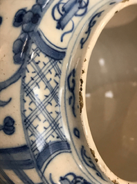 Twee blauwwitte Delftse theepotten met chinoiserie decor, 18e eeuw