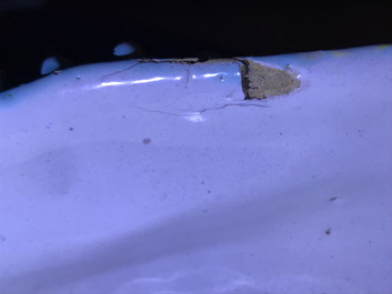 Une grande terrine en fa&iuml;ence de Bruxelles &agrave; d&eacute;cor d'un lion combattant un chien, 1&egrave;re moiti&eacute; du 18&egrave;me