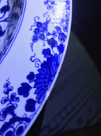 Un plat profond en porcelaine de Chine bleu et blanc &agrave; d&eacute;cor de figures dans un jardin, Yongzheng