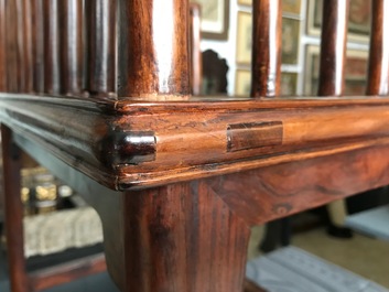 Une paire de chaises chinoises en bois huanghuali, R&eacute;publique, 20&egrave;me