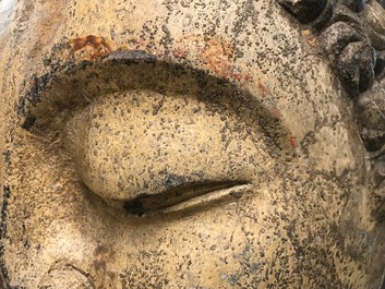 Een Chinees stenen hoofd van Boeddha met polychromie en vergulding, Ming
