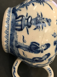 Deux th&eacute;i&egrave;res en fa&iuml;ence de Delft bleu et blanc &agrave; d&eacute;cor de chinoiserie, 18&egrave;me