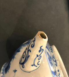 Twee blauwwitte Delftse theepotten met chinoiserie decor, 18e eeuw