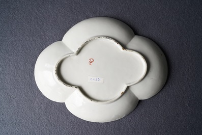 Drie stukken in Kakiemon-stijl porselein, Chantilly, Frankrijk, 18e eeuw