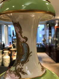 Une paire de grands vases en porcelaine de S&egrave;vres aux montures en bronze, France, 19&egrave;me