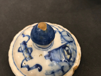 Twee blauwwitte Delftse theepotten met chinoiserie decor, 18e eeuw