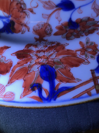 Vier Chinese Imari-stijl borden met verhoogde ziel, Kangxi