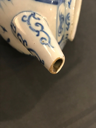 Twee blauwwitte Delftse theepotten met chinoiserie decor, 18e eeuw