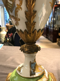 Une paire de grands vases en porcelaine de S&egrave;vres aux montures en bronze, France, 19&egrave;me