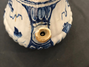 Twee blauwwitte Delftse theepotten met chinoiserie decor, 18e eeuw