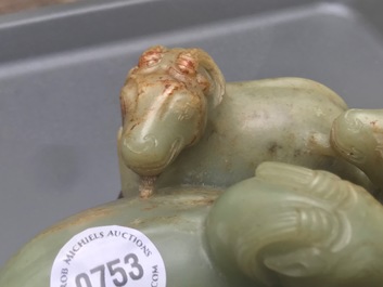 Een Chinese celadon en roestkleurige jade 'drie rammen' groep op fraaie houten voet, 19e eeuw