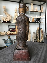 Twee Chinese vergulde en gelakt bronzen figuren van Mahakasyapa en Buddha Shakyamuni, Ming en later