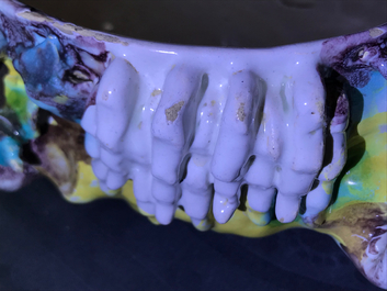 Une grande terrine en fa&iuml;ence de Bruxelles &agrave; d&eacute;cor d'un lion combattant un chien, 1&egrave;re moiti&eacute; du 18&egrave;me