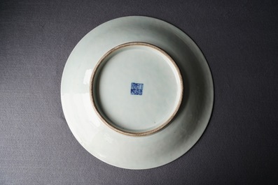Un plat en porcelaine de Chine bleu et blanc &agrave; d&eacute;cor de lotus, marque et &eacute;poque de Qianlong