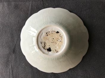Een Chinees qingbai schoteltje in chrysantvorm, Song