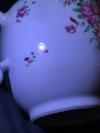 Deux th&eacute;i&egrave;res et deux tasses et leur soucoupes en porcelaine de Chine famille rose, Qianlong