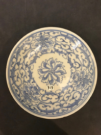 Twee blauwwitte Chinese borden en een kom, Kangxi en 19e eeuw