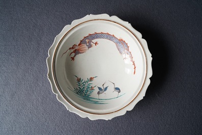 Drie stukken in Kakiemon-stijl porselein, Chantilly, Frankrijk, 18e eeuw