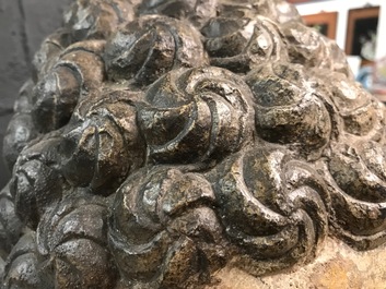 Une t&ecirc;te de Bouddha en pierre sculpt&eacute;e, traces de dorure et polychromie, Chine, Ming