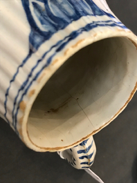 Twee blauwwitte Delftse theepotten met chinoiserie decor, 18e eeuw