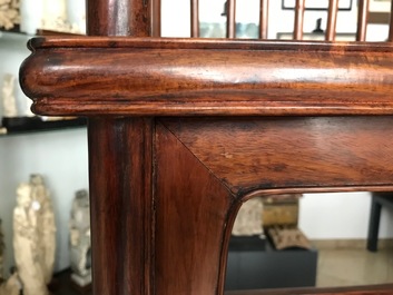 Une paire de chaises chinoises en bois huanghuali, R&eacute;publique, 20&egrave;me